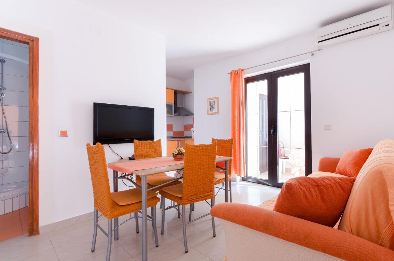Apartments Helena Lopar Exterior photo